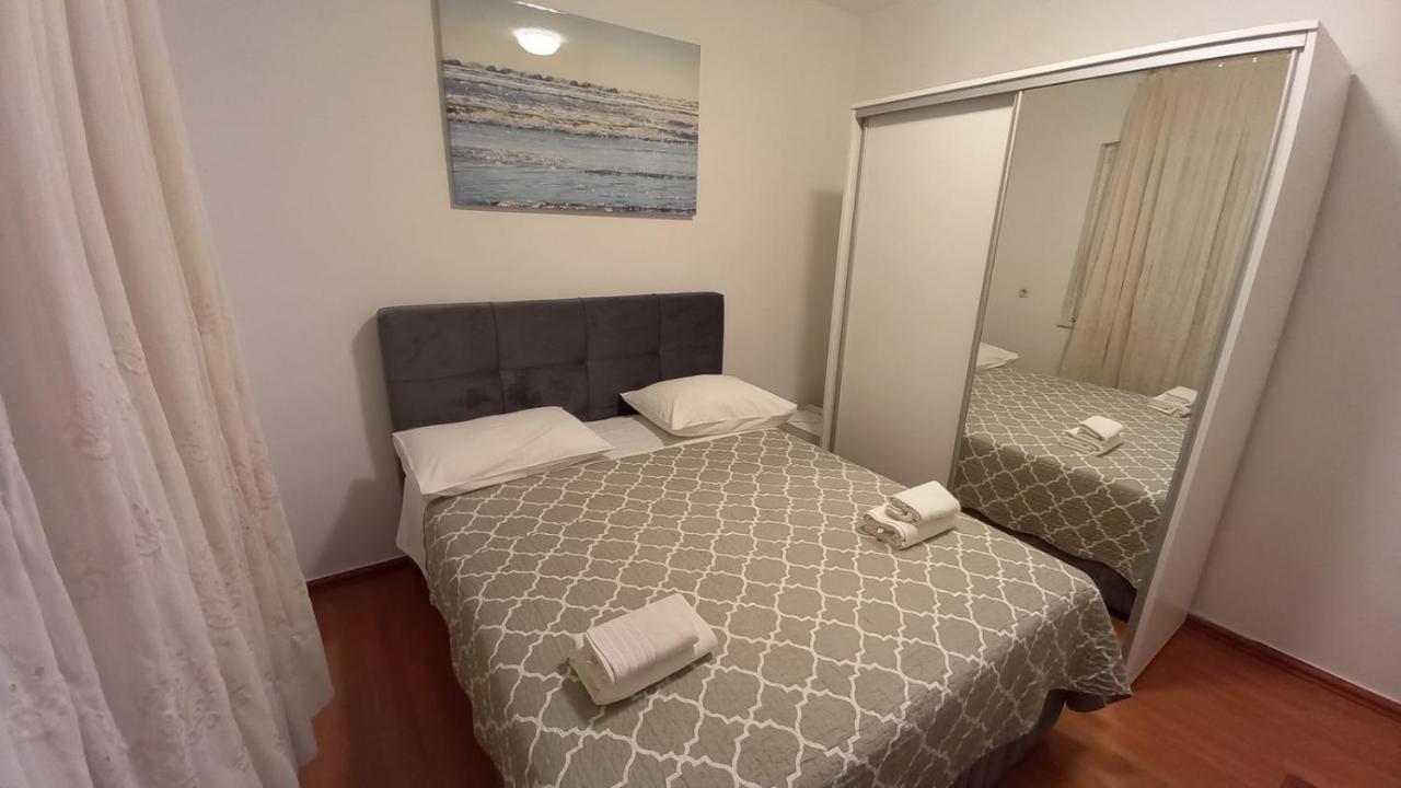 Apartment Mate *
