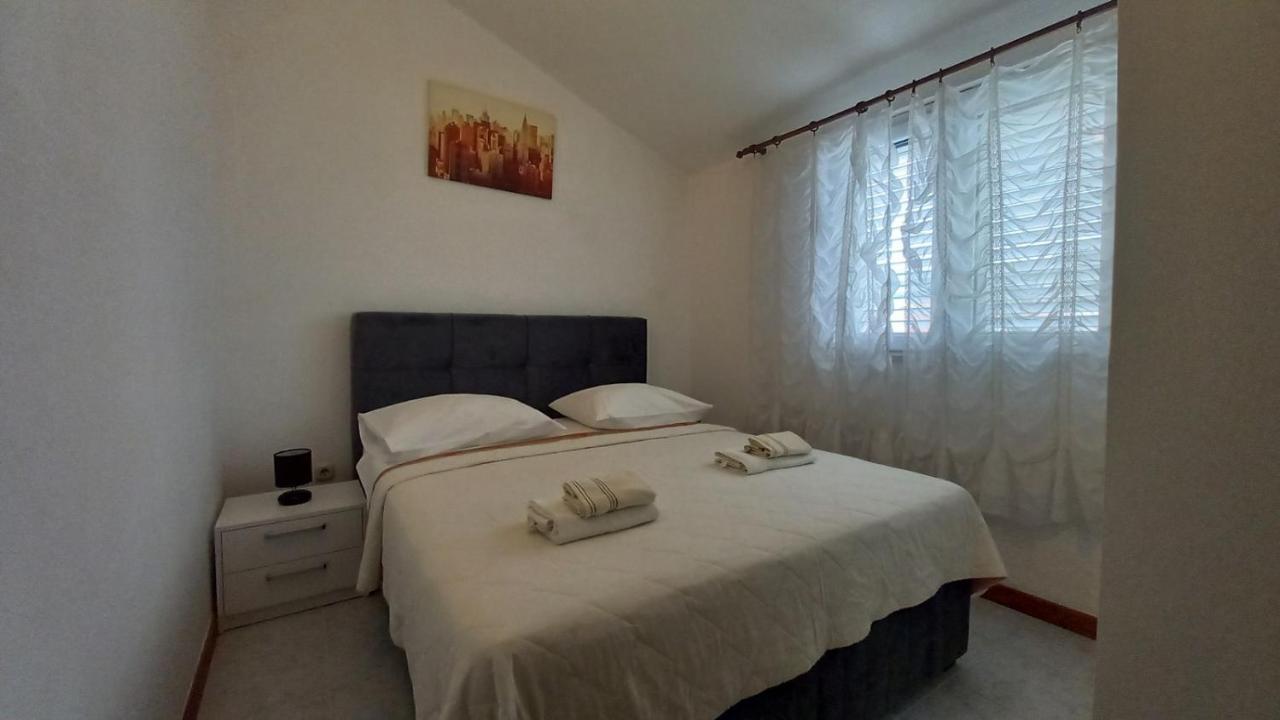 Apartment Mate *